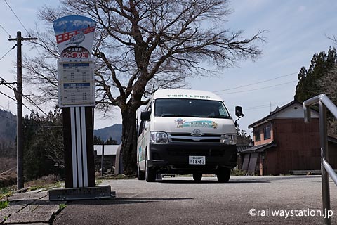 千垣駅前に停車した芦峅寺行きの立山町営バス