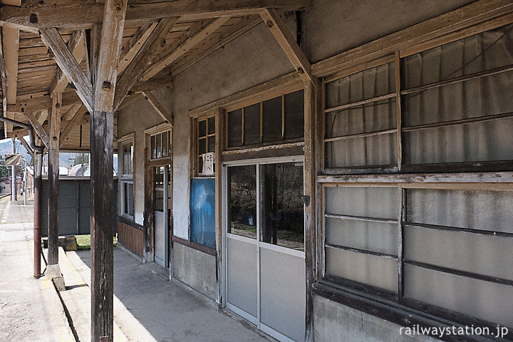 富山地鉄・千垣駅、駅舎ホーム側