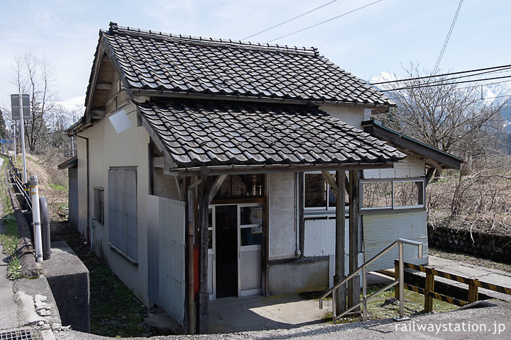 富山地鉄立山線・千垣駅の木造駅舎