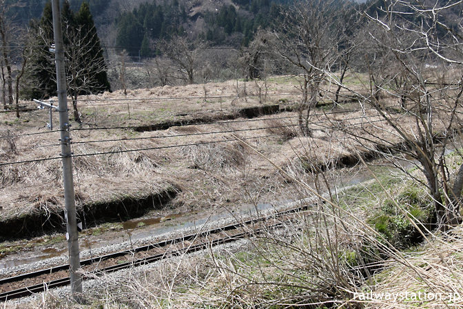 富山地鉄立山線・千垣駅、埋もれた駅施設跡?