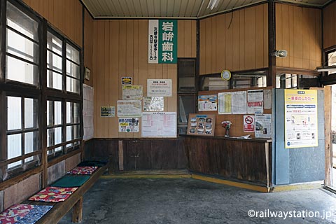 富山地鉄立山線・千垣駅、待合室