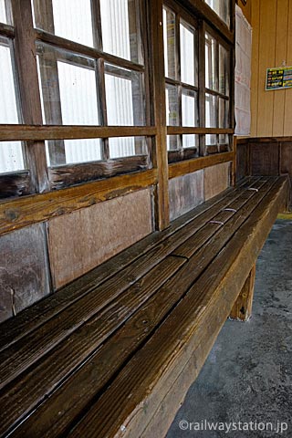 富山地鉄立山線・千垣駅、待合室の木製ベンチ