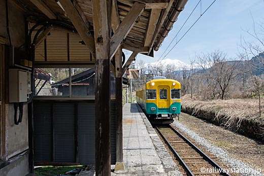 富山地鉄・千垣駅。元京阪の10030系電車