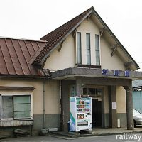 富山地鉄・電鉄石田駅。昭和33年築と言われるモダンな木造モルタル駅舎