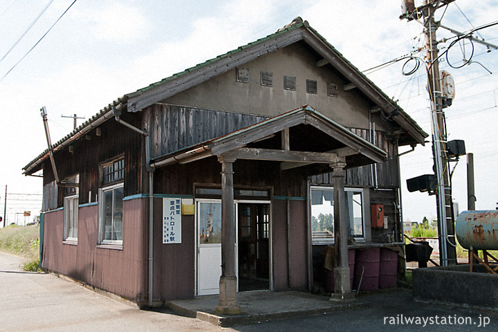 富山地方鉄道本線・早月加積駅、古色蒼然とした木造駅舎