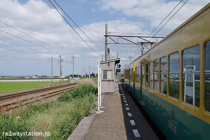 富山地鉄本線・早月加積駅に到着した元京阪10030形電車