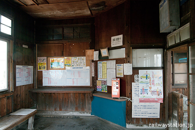 富山地鉄本線・早月加積駅の木造駅舎、古びた待合室