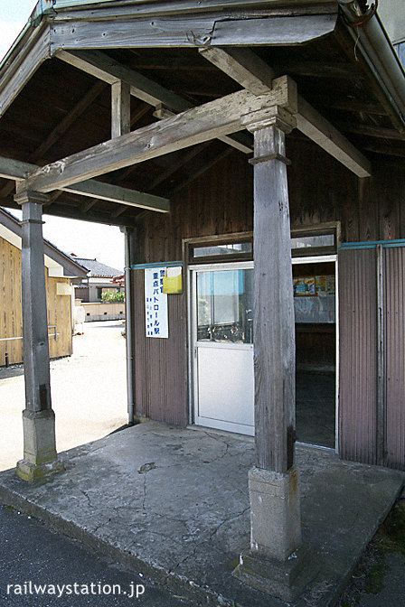 富山地鉄・早月加積駅の木造駅舎、エンタシスの柱