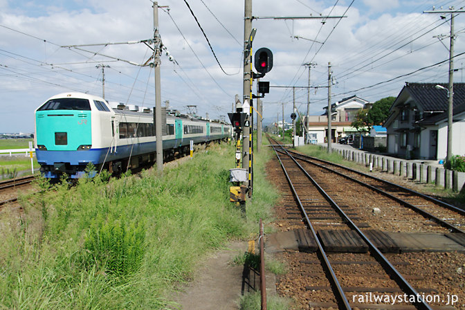 早月加積駅横を走る北陸本線の特急北越