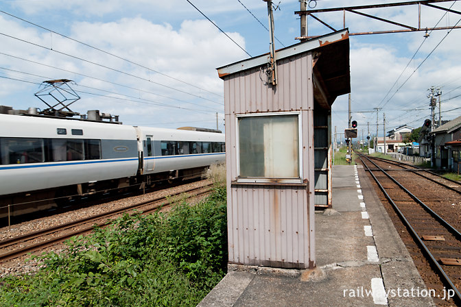 早月加積駅、並走するJR北陸本線を走る特急はくたか