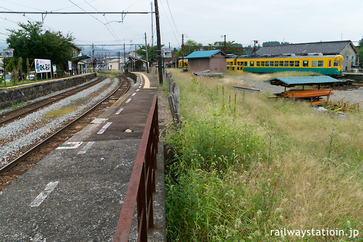 富山地鉄・岩峅寺駅、上滝線と立山線が交わる広い駅構内