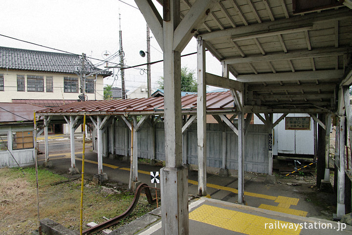 富山地鉄・岩峅寺駅、木造上屋のある構内通路