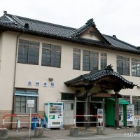 富山地鉄・岩峅寺駅、和風の造りの二階建て木造駅舎