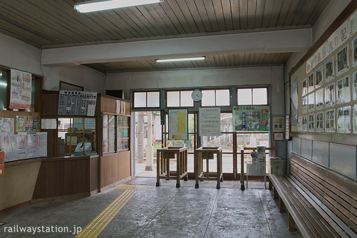 富山地鉄立山線・上滝線の岩峅寺駅、レトロな待合室