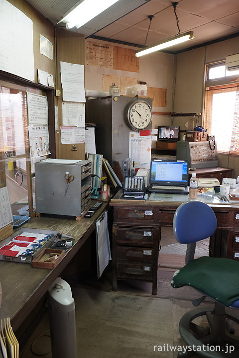 富山地鉄・岩峅寺駅、駅事務室内部