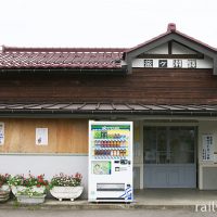 富山地鉄・立山線・釜ヶ淵駅、地鉄独特なデザインの木造駅舎