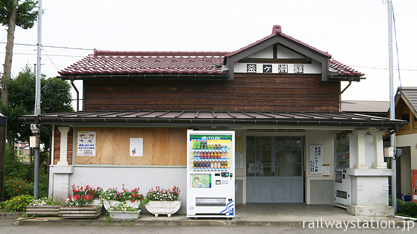富山地鉄・立山線・釜ヶ淵駅、地鉄独特なデザインの木造駅舎