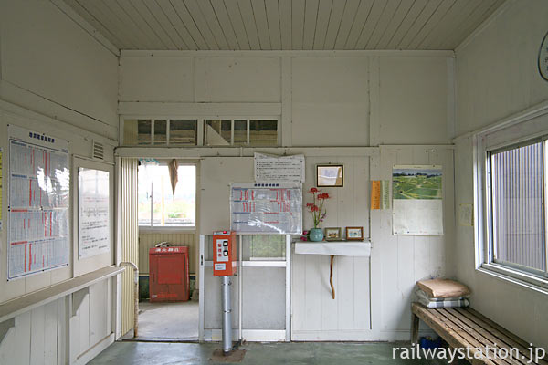 富山地鉄・立山線・釜ヶ淵駅、駅舎内部の待合室