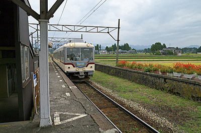 富山地鉄・立山線・釜ヶ淵駅、通過してゆくアルペン特急