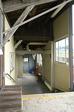 富山地鉄・立山線・釜ヶ淵駅、駅舎とホーム間の通路