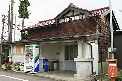 富山地鉄・立山線・釜ヶ淵駅の木造駅舎、改修されキレイに