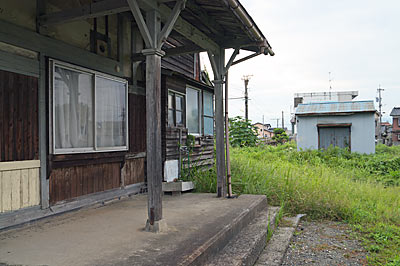 富山地鉄・上滝線・上堀駅、木造駅舎と横の空き地