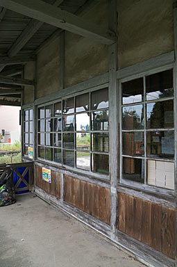 富山地鉄・上滝線・上堀駅の木造駅舎、木製の窓枠