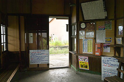 富山地鉄・上滝線・上堀駅の木造駅舎、無人駅となり閉じられ窓口跡