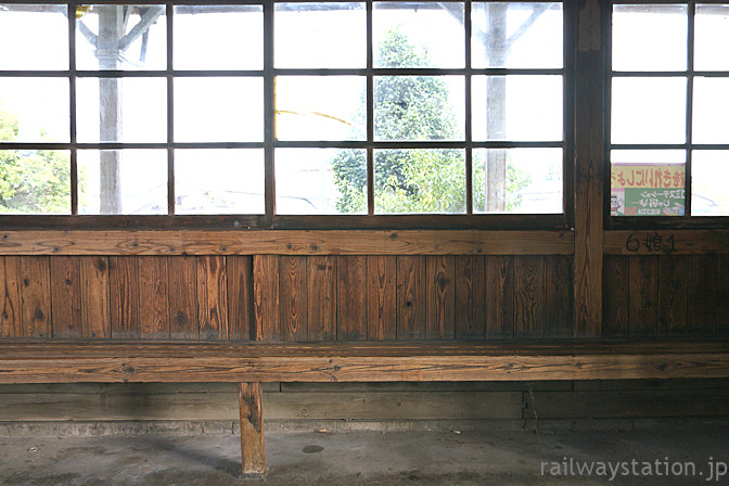 富山地鉄・上滝線・上堀駅の木造駅舎、木目浮く待合室
