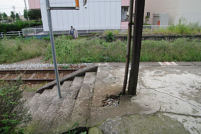 富山地鉄・上滝線・上堀駅ホーム、構内通路の階段跡