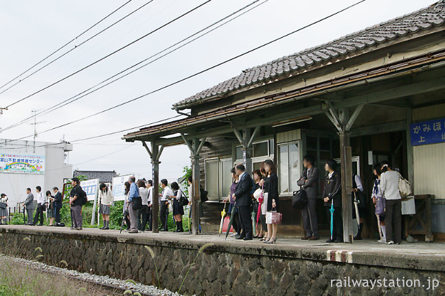 富山地鉄、朝の上堀駅。富山駅方面に通勤する人々