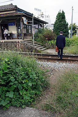 富山地鉄・上堀駅、線路を渡り近道して駅に向かう人