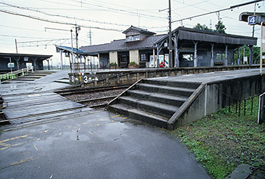 富山地鉄・寺田駅、立山線と本線が分岐するプラットホーム