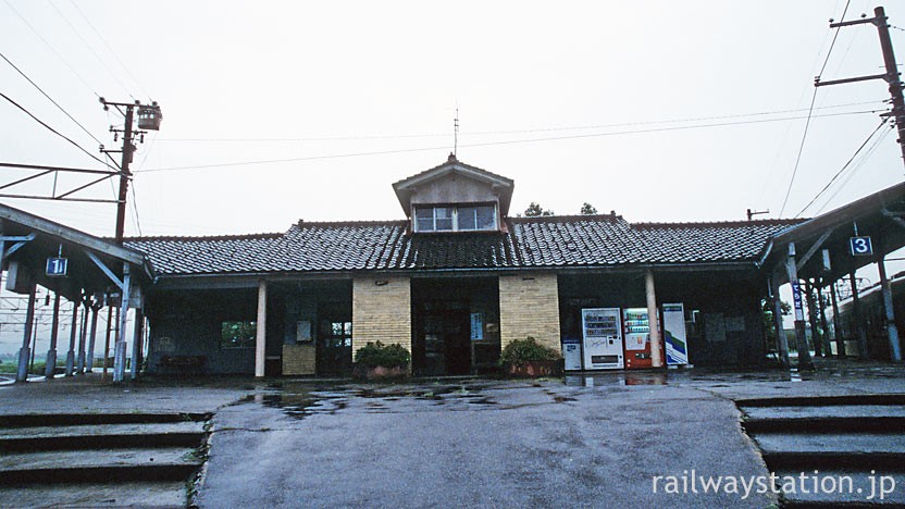 富山地鉄・寺田駅、1・3番線ホーム上の古くどっしりとした建物。