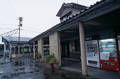 富山地鉄・寺田駅、ホーム内建物の軒下