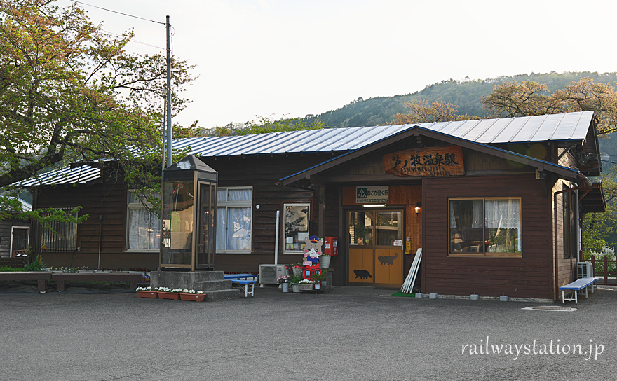 会津鉄道・芦ノ牧温泉駅、国鉄会津線時代からの木造駅舎。昭和初期の1927年開業時築。