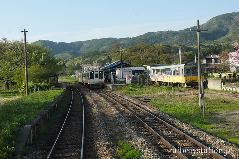 会津鉄道・芦ノ牧温泉駅に進入する列車から駅構内を眺める