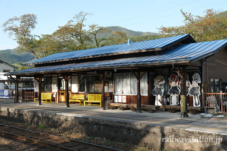 会津鉄道・芦ノ牧温泉駅の木造駅舎、ホーム側