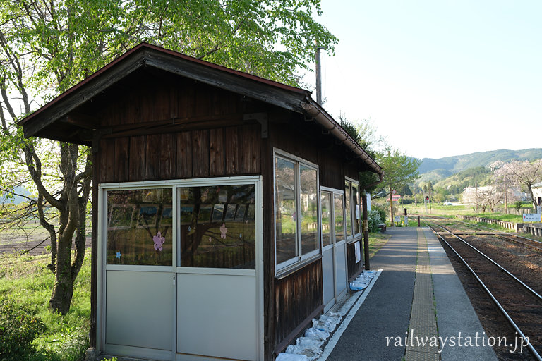 芦ノ牧温泉駅、会津若松方面ホームの木造待合室