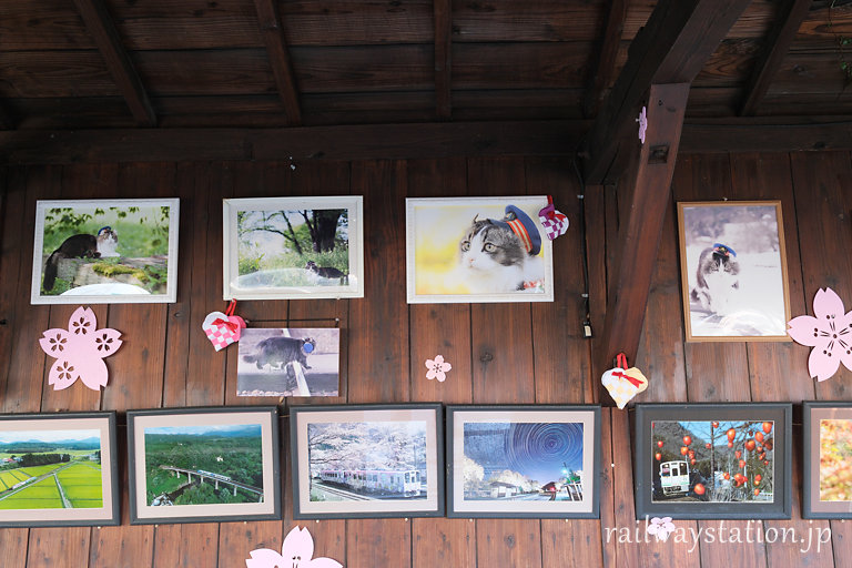 会津鉄道・芦ノ牧温泉駅、上りホーム待合室内に展示される写真