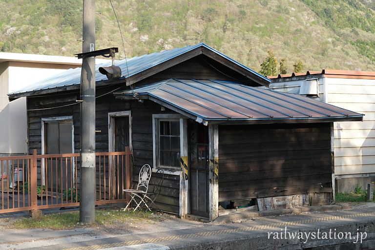 会津鉄道・芦ノ牧温泉駅、駅舎側下りホームの木造倉庫