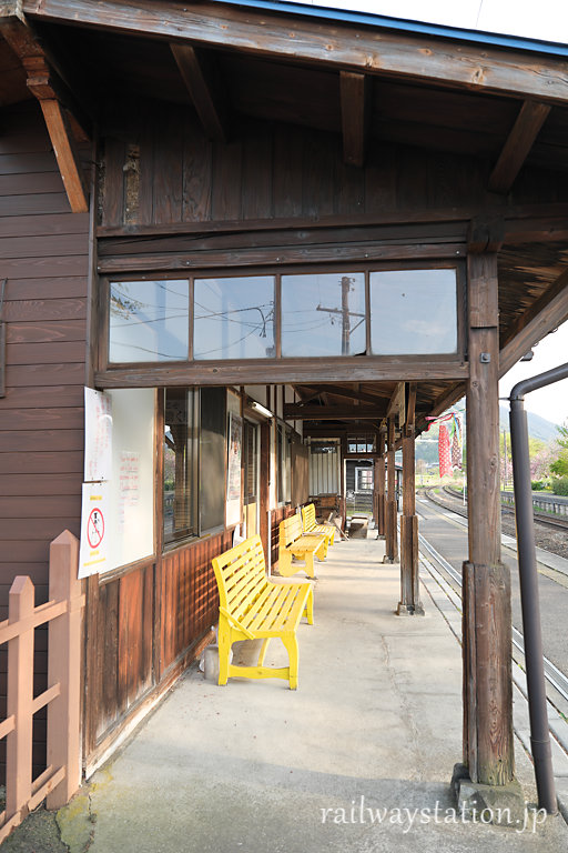 会津鉄道・芦ノ牧温泉駅の木造駅舎、ホーム側の軒とガラス窓