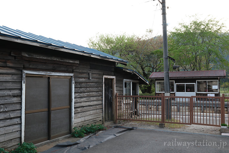 会津鉄道・芦ノ牧温泉駅にに残るレトロな木造建築、倉庫と上りホームの待合室