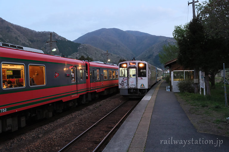 会津鉄道・芦ノ牧温泉駅で行違う上下列車