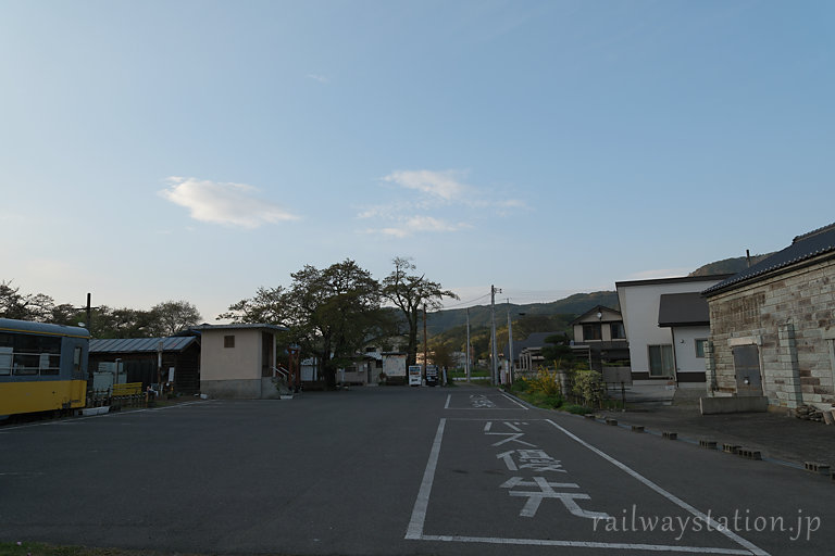 芦ノ牧温泉駅、国鉄時代は側線など貨物取扱エリアだったと思われる一帯
