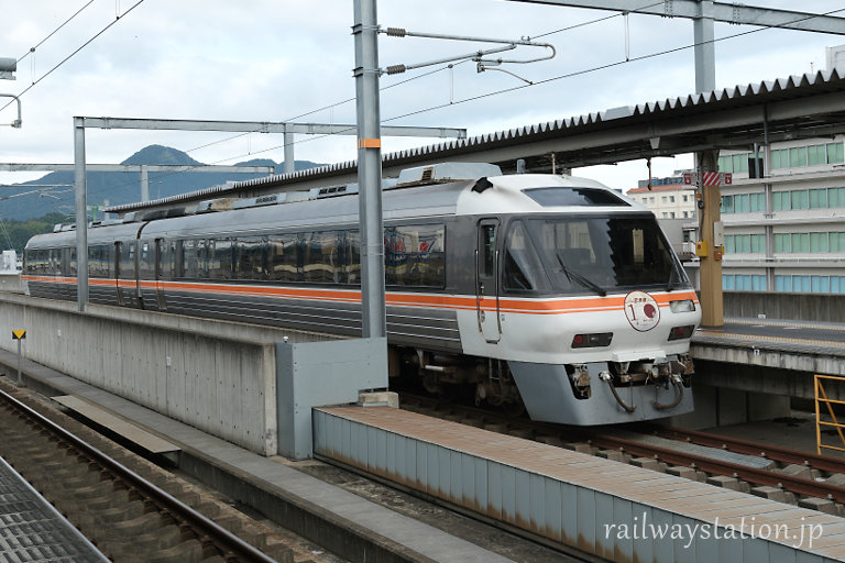 京都丹後鉄道・福知山駅に停車する旧JR東海キハ85系ことKTR8500形気動車