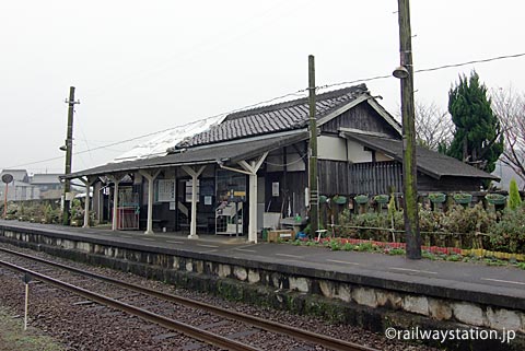 北条鉄道・法華口駅、木造駅舎とプラットホーム