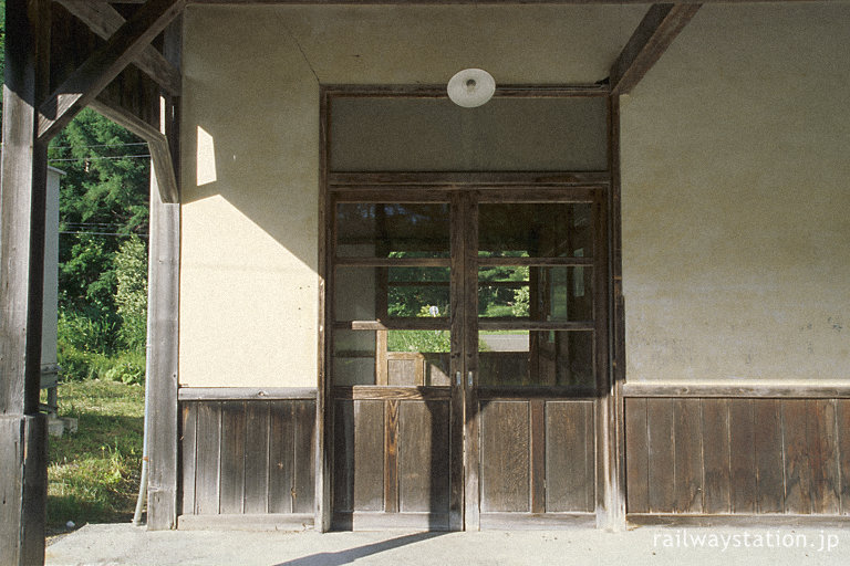 ちほく高原鉄道・川上駅の木造駅舎、ホーム側の佇まい