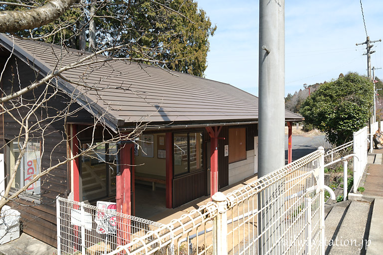 信楽高原鉄道・雲井駅の木造駅舎ホーム側