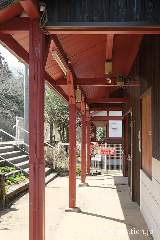 信楽高原鉄道・雲井駅、紫香楽宮跡をイメージしてか駅舎の軒や柱は赤色